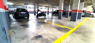 Aparcament cotxe a Centre. Plaza de parquing grande en les planes
