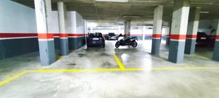 Parking coche en Centre. Plaza de parquing grande en les planes