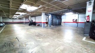 Autoparkplatz  Carrer del mestre joan corrales. Parking en venta con ascensor en la plana de esplugues de llobre