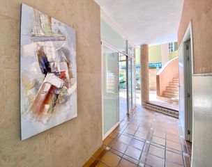 Casa adosada en Ausias March. Adosado con ascensor privado, comodidad en cada planta.
