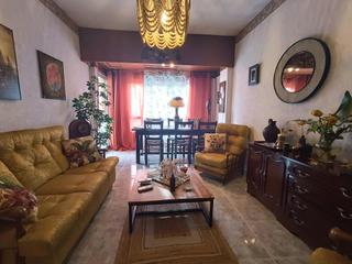 Pis a Casco Antiguo. Piso de tres habitaciones con patio privado