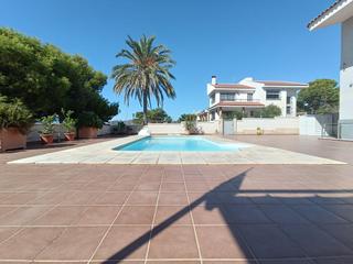 Chalet in Calabardina. Villa de lujo frente al mar  a solo 10 metros de la playa