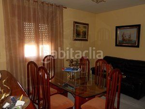 Foto c70d5e9a-4f2b-48ef-898f-5a664985ddb9. Casa amb aparcament a Baza