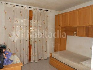 Foto f7bcdf58-3889-48ac-904c-7d3f59b7d1a0. Casa amb aparcament a Baza