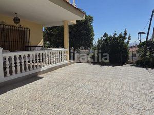 Foto e6c1a464-b04b-4e75-affc-7adb78bf7319. Casa amb aparcament a Baza