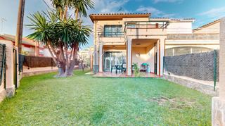 Doppelhaus  Carrer rosa dels vents. Casa pareada esquinera en cambrils mediterrani a 200m de la play