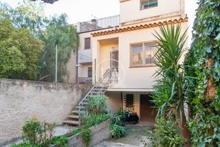 Doppelhaus in Raval de sant joan 14. Casa en vinyols i els arcs