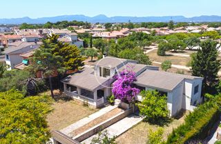 Chalet  Carrer del castell d'almansa. Chalet unifamiliar con gran parcela y vistas a zona verde en cam