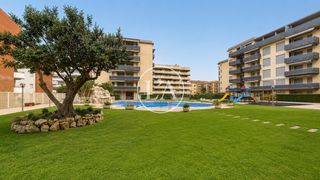 Apartment  Carrer d'amadeu vives 10. Apartamento con gran terraza, piscina y parking a 300 metros de