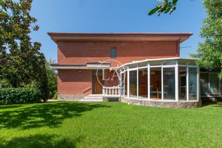 Maison jumelée  Carrer d'alexandre galí. Chalet pareado esquinero con gran jardín y piscina en molí de la