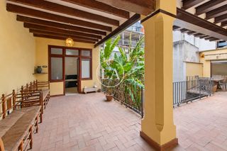 Casa aparellada  Carrer de la verge de la pineda. Casa histórica con gran patio central y 772 m² en pleno centro d