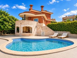 Xalet  Carrer xaloc. Chalet unifamiliar esquinero con piscina y vistas en castellvell