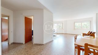 Etagenwohnung in Avinguda del baix camp 20. Piso de cuatro habitaciones con parking a reformar