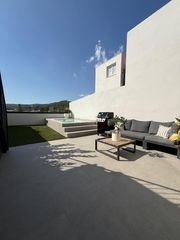 Casa  Avinguda de josep porcar 11. Casa amb piscina al centre del poble de matadepera