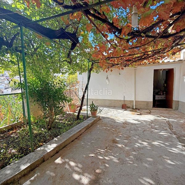 Foto f64cc23e-59bd-49f1-8b9e-6d037ab8e12e. Casa adossada amb aparcament a Iznájar
