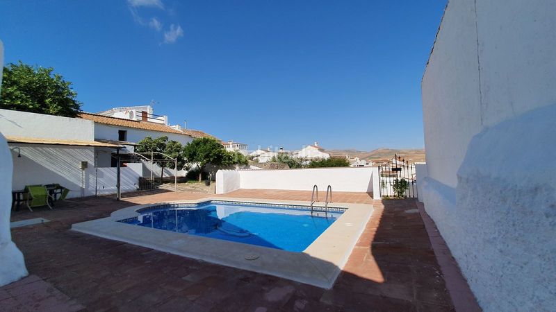 Foto a0019e42-cd15-462a-8f1c-8e662856ecc4. Casa adossada amb piscina a Ardales