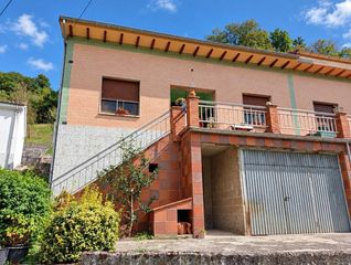Masía  Barrio el pardo. Casa en carbayín cuatro dormitorios, dos garajes y terreno para