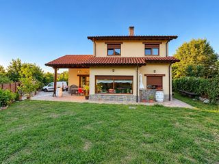 Chalet  Lugar la pesa. Casa independiente con jardín y porche en la pesa de pría, cerca