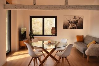 Casa  Lugar llerandi. Casa, estilo cabaña amueblada con alma junto al río en parres