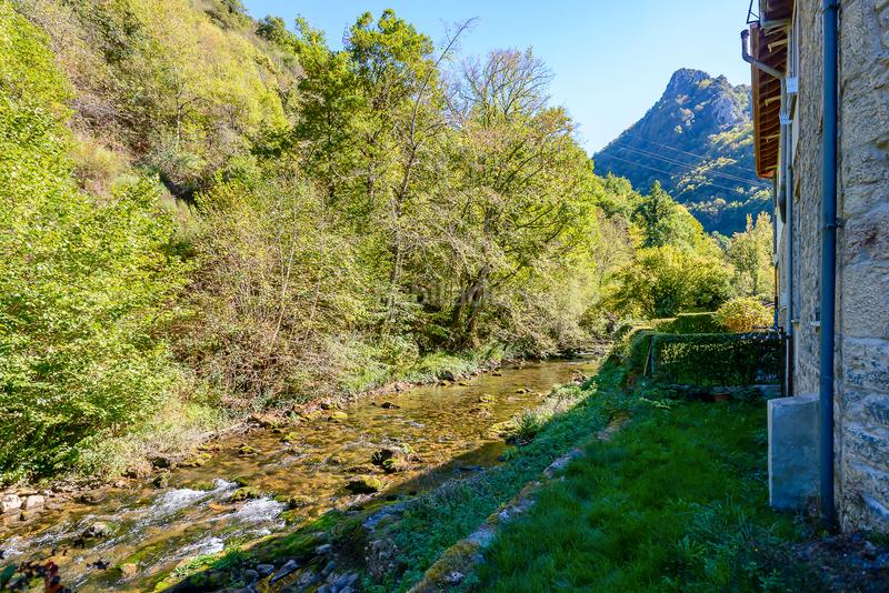 Foto bc19c3df-2292-43c5-b57b-442f6b51bbd4. Casa  independiente con licencia vacacional en Somiedo