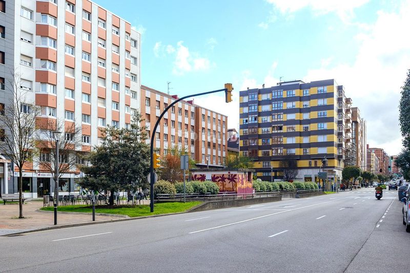 Foto e3d1babb-f53a-479a-a0f3-02bad5e97cc3. Local comercial a calle de echegaray 9 a Llano Gijón
