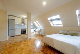 Penthouse in Calle valeriano leon 10. Ático con encanto en el corazón de pola de siero luz, amplitud y