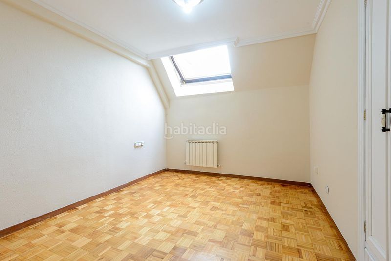 Foto 96a703f7-9d08-4f9d-94d8-bf7b54be2905. Àtic a calle valeriano leon 10 a la pola Siero Siero