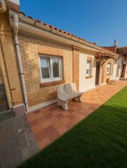 Casa  Barrio el martinon. Casa con jardín  nave diáfana en muros de nalón  112  494  104 m