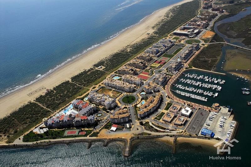 Foto 9aff1bc1-8879-4064-8b2e-d56b25c9d227. Piso en avenida avda. golf norte a-7 2 en Isla Canela Ayamonte