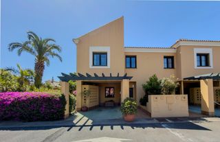 Casa adossada  Calle calle casa de santa margarita 12. Exclusivo chalet de esquina con gran jardín privado junto al gol