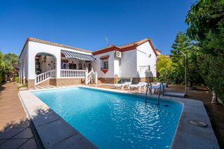 Chalet  Calle almería 13. Chalet independiente con piscina privada, jardín y garaje en aya