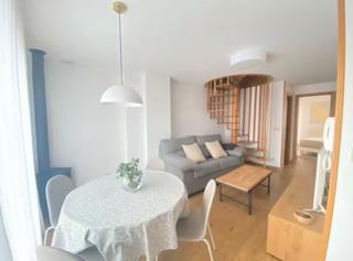 Miete Appartement  Calle villalón 39. Ático coqueto diseñado tranquilo y céntrico.