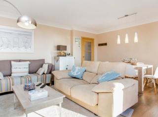 Miete Appartement  Carrer robert d'aguiló 51. Apartamento grande y luminoso con salida a una terraza completam