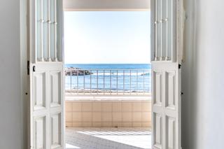 Casa adossada en Paseo maritimo el pedregal 21. Vivienda con potencial frente al mar en el paseo martimo de ped