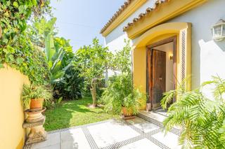 Chalet  Avenida de los girasoles. Chalet independiente con gran potencial en nueva andalucía  a so