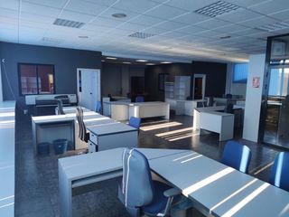 Affitto Capannone industriale in Avenida andalucía 18. Nave en dos alturas con oficina y almacen