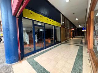 Local commercial  Calle padre ignacio ellacuría. Local de esquina e nel centro de laredo