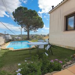 Chalet  Carrer congost. Casa a 4 vientos prcticamente de una sola planta, cmoda y con