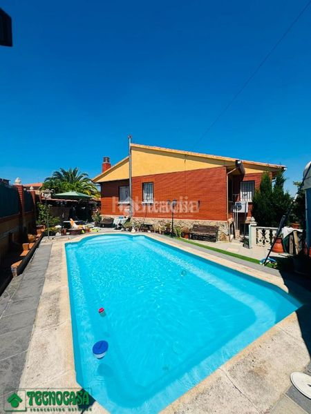 Foto 2b6d6a80-faed-4393-8c07-98bff555ab39. Casa amb aparcament a Méntrida