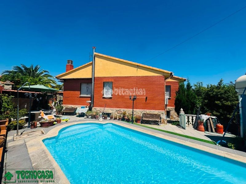 Foto aee5b04d-e933-4435-b140-f3649a4fc7e4. Casa amb aparcament a Méntrida