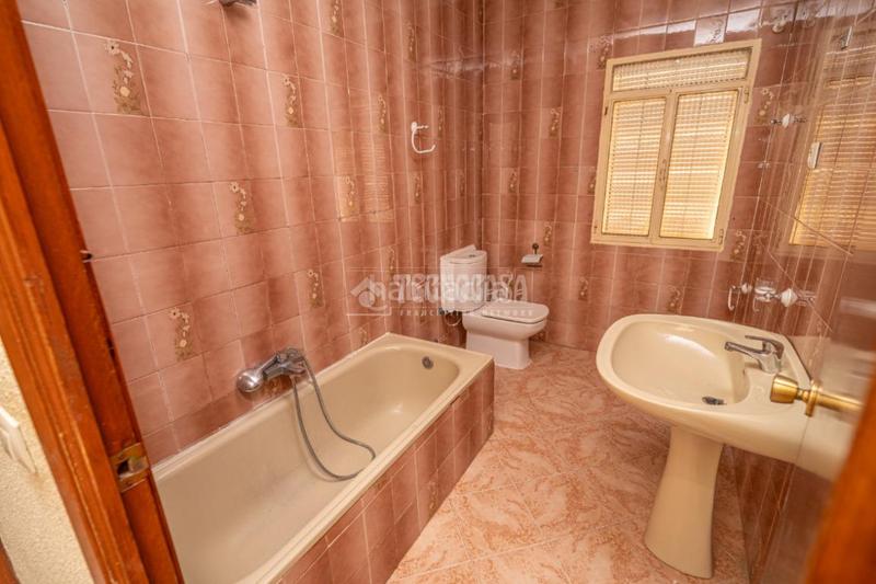 Foto f5eccc7d-90d9-400d-8315-83d9a4d3c0b8. Casa bifamiliare in Zona Hospital Linares