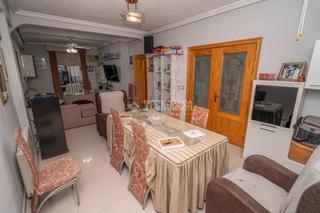 Casa aparellada en Zona Hospital. Casa en venta en linares