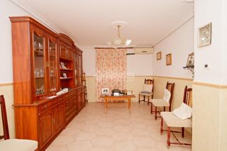 Casa aparellada a Centro ciudad. Casa en venta en linares
