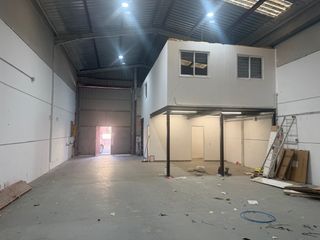 Fabrikhalle  Calle obispo cirarda. Nave de 160m2 en jerez con 2 oficinas y 2 baños