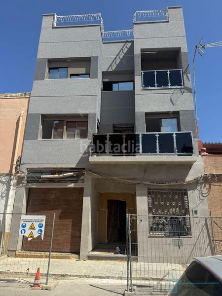 Foto 5dc68f24-94f1-4c8e-975e-b2493b56824e. Casa amb aparcament a Avenida de Abril-9 de Octubre Sagunt