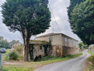 Casa en Barreiros. Conjunto de casa de piedra, cabazo, molino y finca cerca del mar