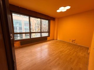 Büro  Rúa de rosalía de castro. Oficina muy luminosa al lado de la calle colón