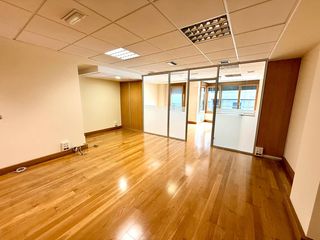 Rent Office space  Rúa de pontevedra. Amplia oficina exterior de 60m2 en pleno centro calle pontevedra