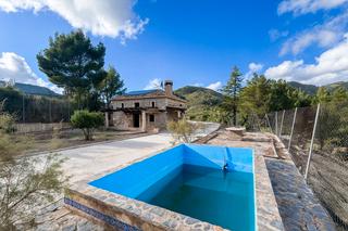Masia a Torre de les Maçanes (la). Finca rústica con piscina y terreno en torremanzanas