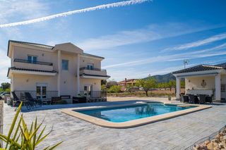 Chalet in Pinoso. Villa en lel